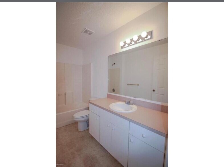 Building Photo - 5006 Sail Ct