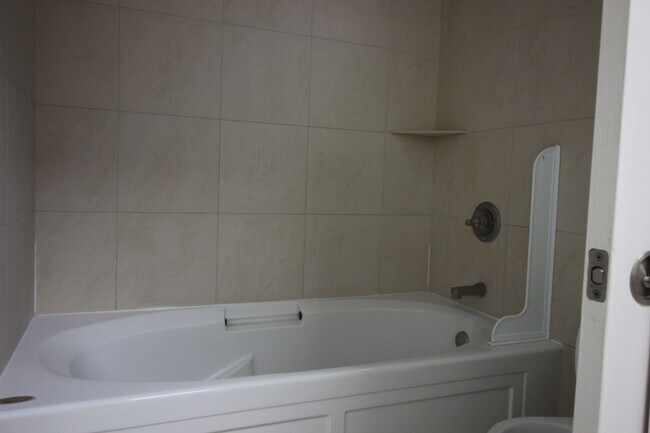Building Photo - 3 Bedroom Townhome for Rent