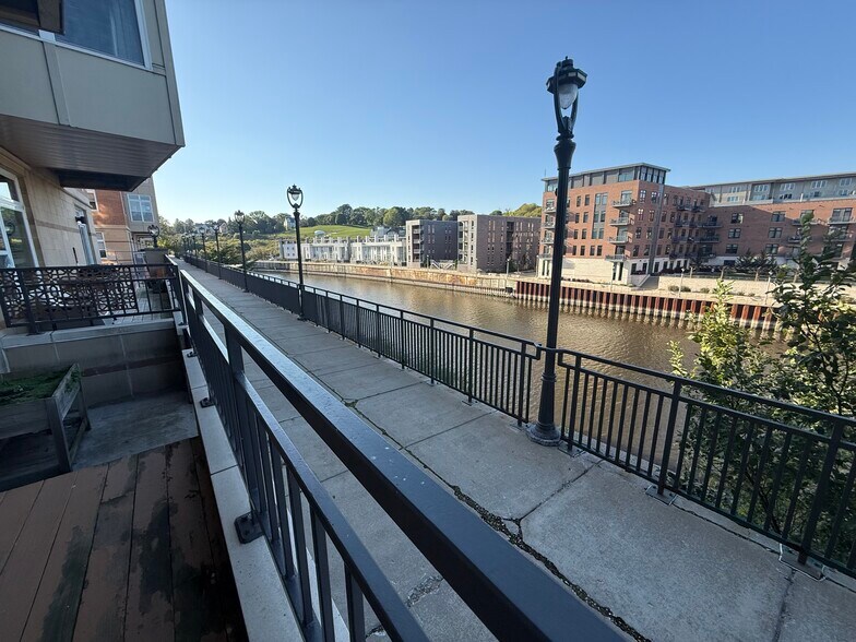 Private deck with riverwalk access and views - 1925 N Water St