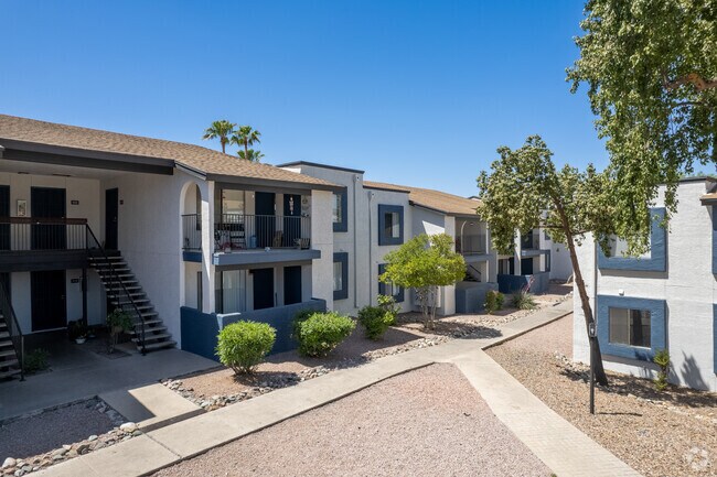 Building Photo - Peaks at Redington