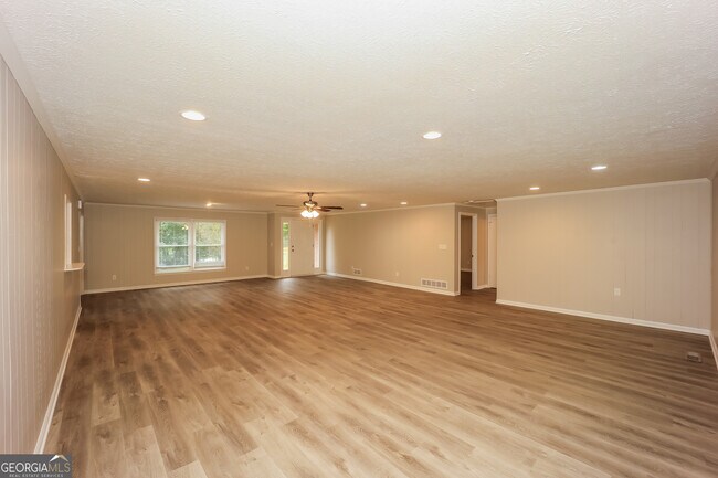 Building Photo - 600 Emerald Dr