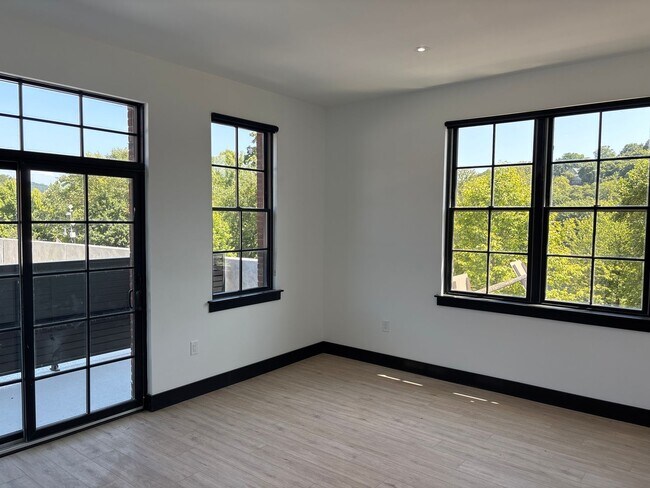 Building Photo - Comfort Meets Convenience – 2-Bedroom Apartment Near the Riverfront