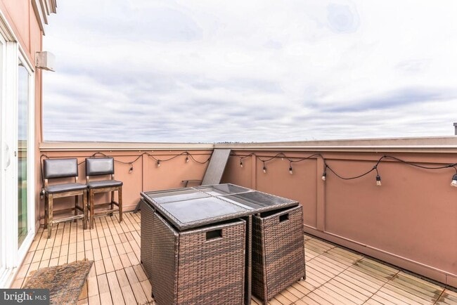 Building Photo - 4560 Longfellow St