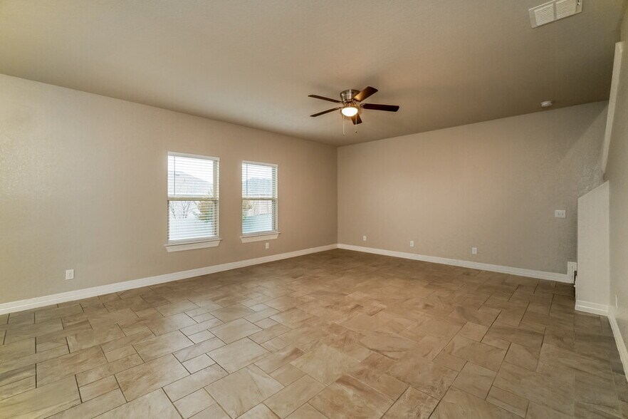 Building Photo - 640 Community Dr