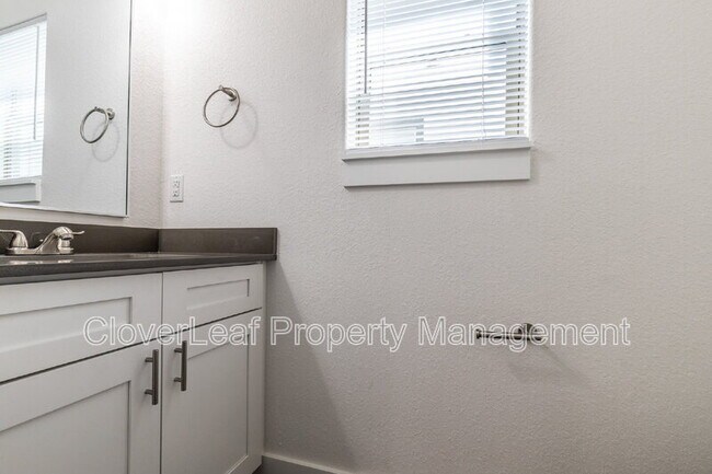 Building Photo - 3362 Northwestern Dr
