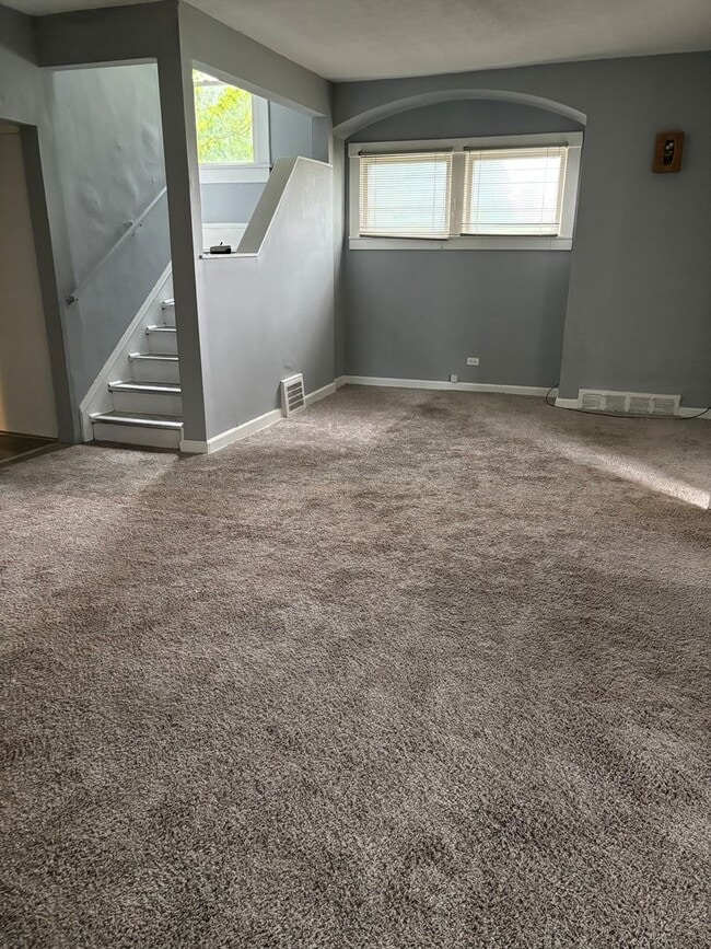 Building Photo - Charming spacious 4-bedroom home. Section ...