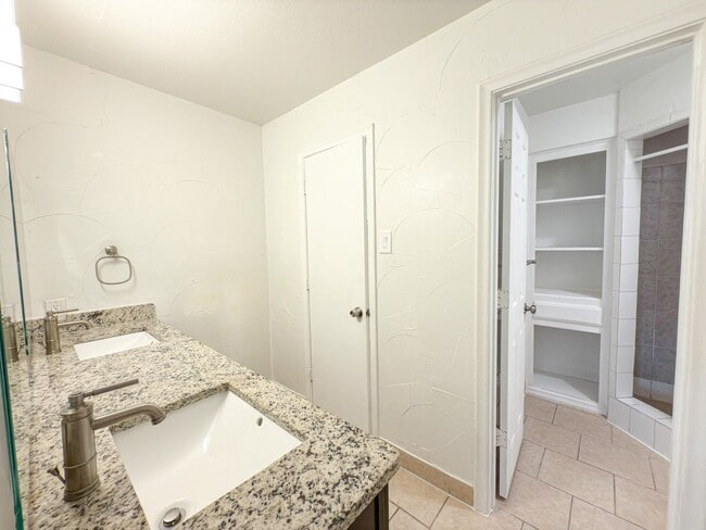 Building Photo - 7528-7528 Thistle Ln