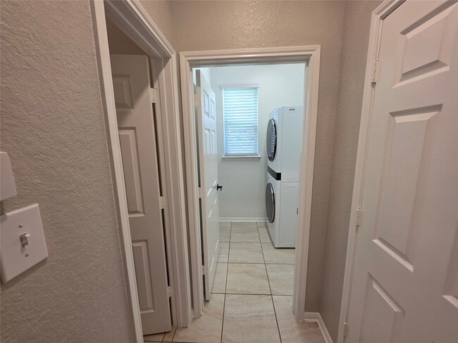 Building Photo - 4427 Garden Ridge Ct