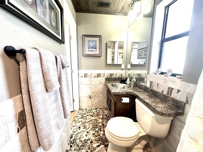 Building Photo - 14622 Pinecrest Dr