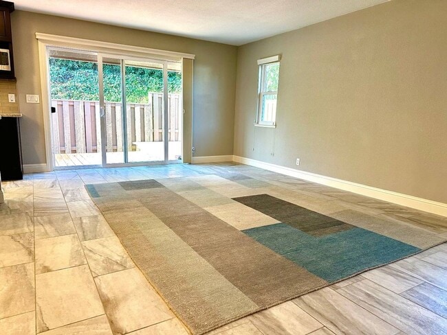 Building Photo - Virginia Hills-3 Bedroom, 2 Bath, Townhome with Garage and Pool