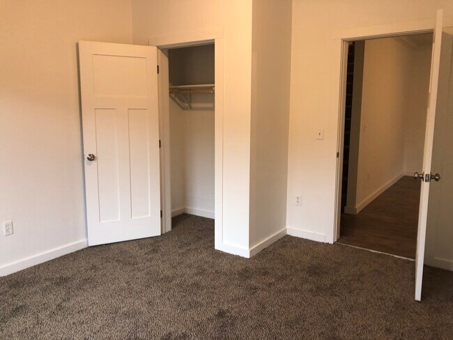 Building Photo - 410 E James St