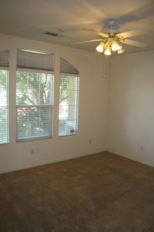 Building Photo - 11917 Roaring River Ave