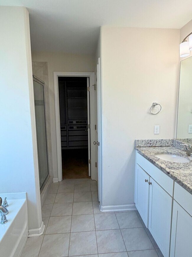 Building Photo - Spacious 5-bedroom, 3-bath home featuring two additional flex rooms!