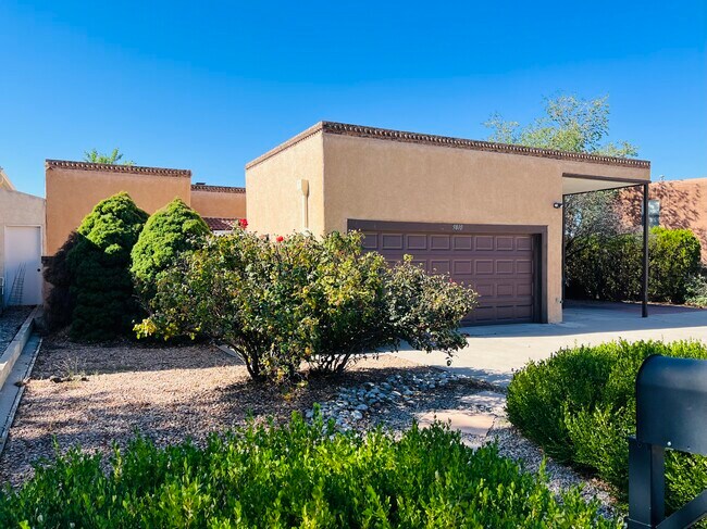 Building Photo - 9810 Osuna Rd NE