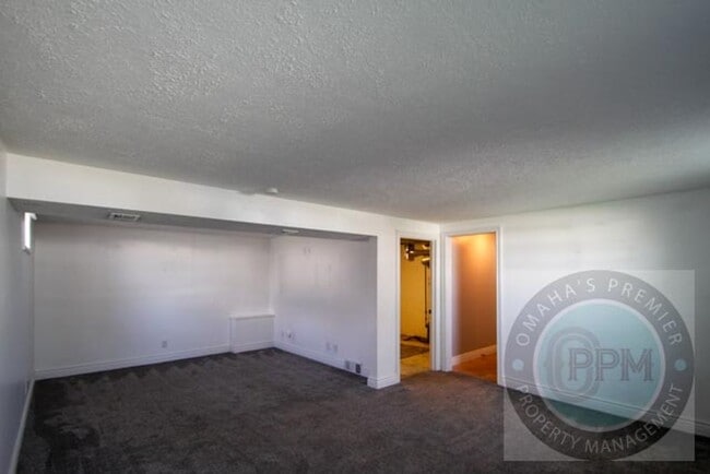 Building Photo - Discover this 3- Bd, 2.5-Ba Omaha, NE,