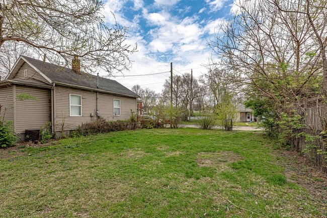 Building Photo - 1915 Woodlawn Ave