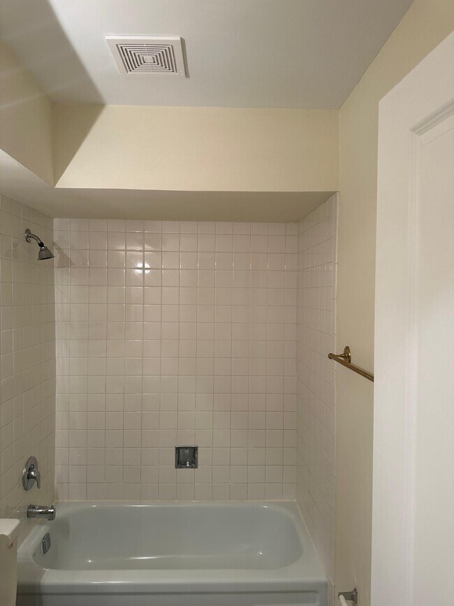 Building Photo - 2216 Country Club Dr