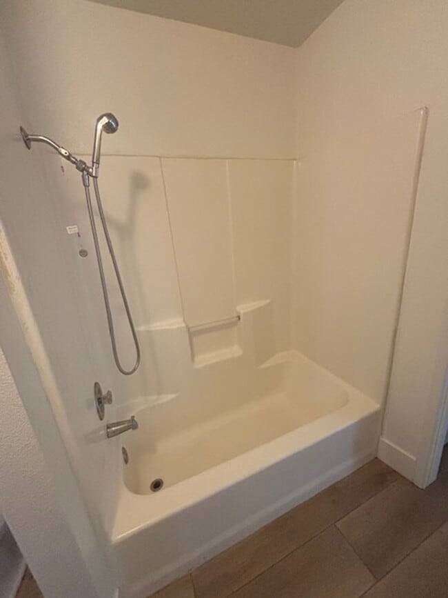 Building Photo - Newly Renovated 2-Bedroom Townhouse with 2...