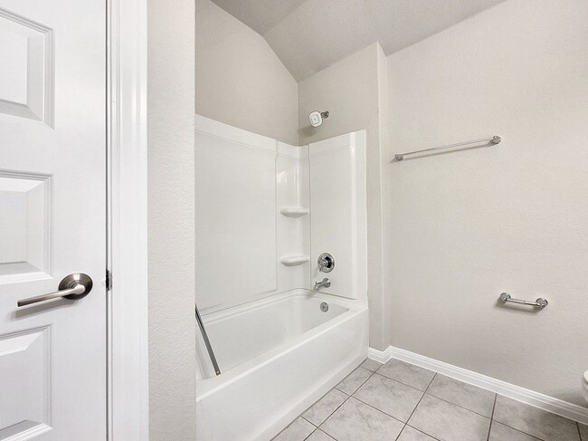 Building Photo - Beautiful Solar-Powered 4BR / 2BA Home – Big Backyard & Modern Kitchen