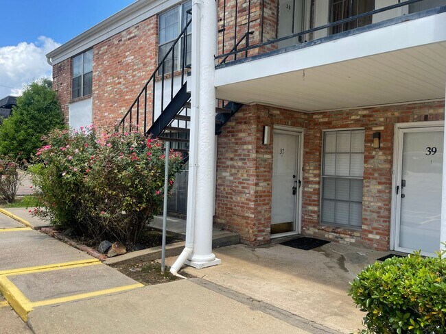 Primary Photo - Cozy Fairfield Oaks Charmer! Move In Ready!