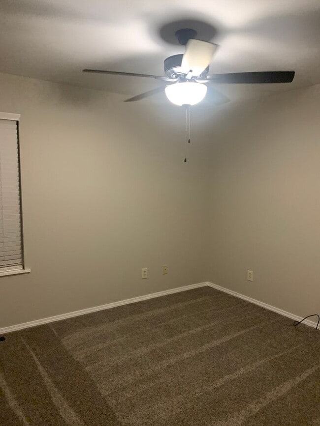 Building Photo - Beautiful updated 3 Bedroom 2 Bathroom Hom...