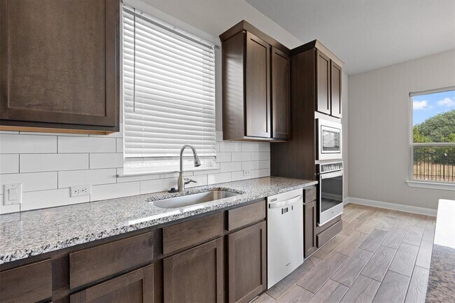 Building Photo - 4660 Katherine Dr