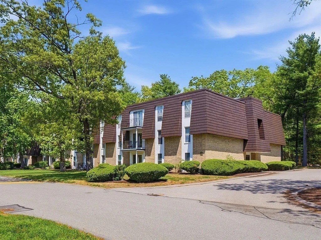 Building Photo - 15 Shadowbrook Ln
