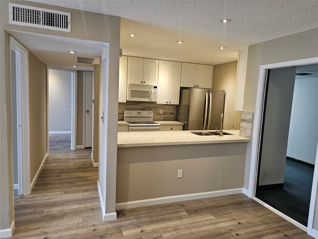 Building Photo - 2816 S Bartell Dr