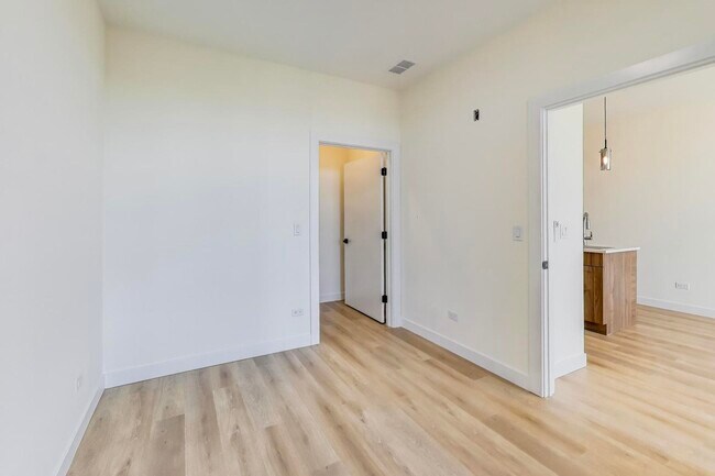 Building Photo - 1950 W Lawrence Ave