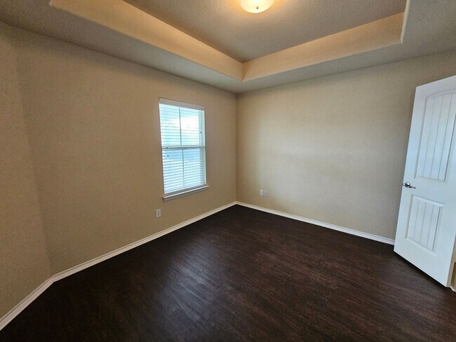 Building Photo - Available now ready for immediate move in  $500 off second month's rent move in special