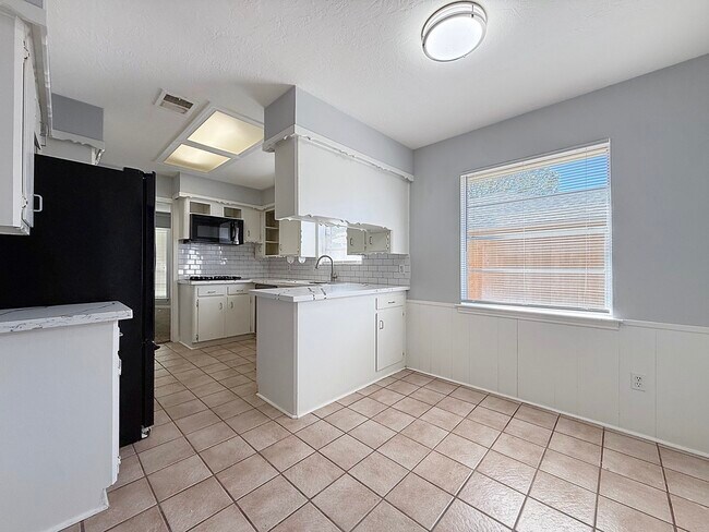 Building Photo - 9206 Sharpview Dr