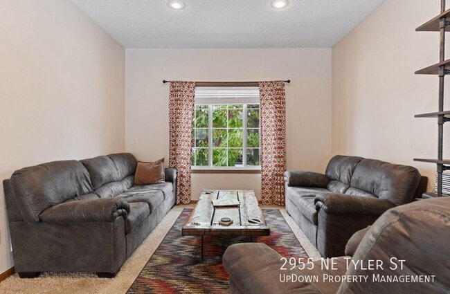 Building Photo - 2955 NE Tyler St
