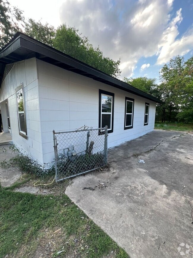 Building Photo - Charming 3-Bed Home with Great Transit, Sc...