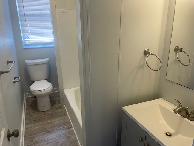 Building Photo - 21 Kenyon Ave