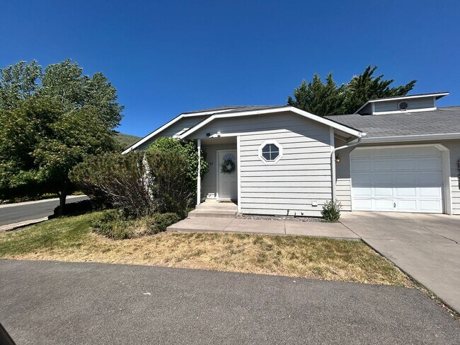 Building Photo - 5548 - 5550