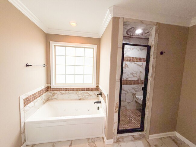Building Photo - 5 Bedroom 3 Bathroom Home