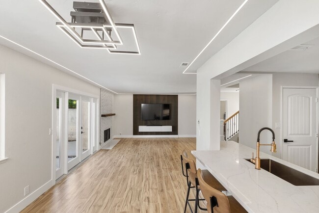 Building Photo - Bright spacious 3 bedroom 2 bath home in c...