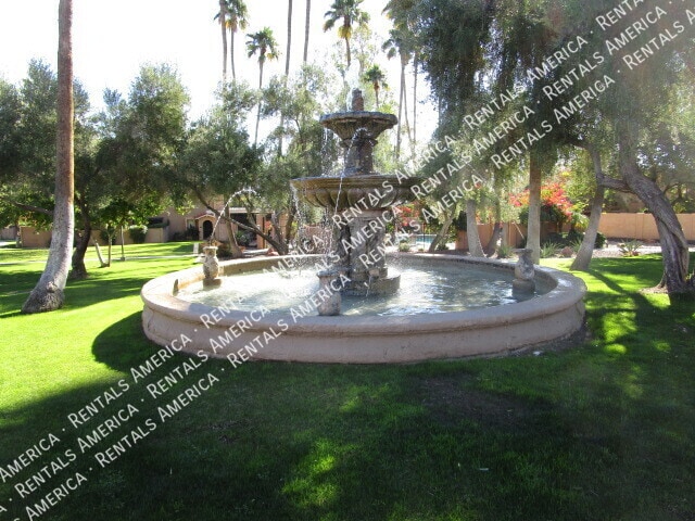 Building Photo - 711 E North Ln