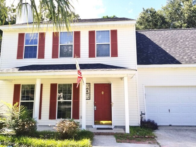 Primary Photo - Charming 4 Bedroom Home in Center Lake Sub...
