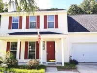 Building Photo - Charming 4 Bedroom Home in Center Lake Sub...