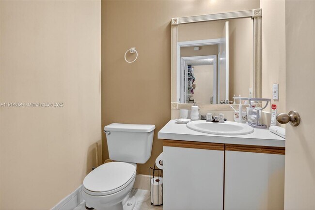 Building Photo - 9481 Oak Grove Cir