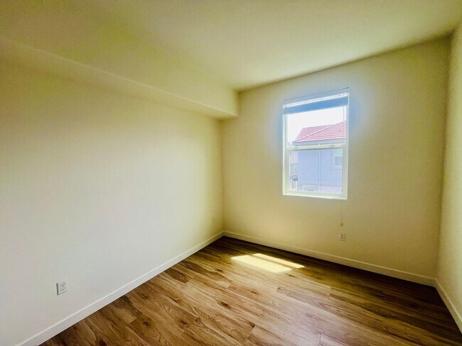 Building Photo - Vibrant 3 BED + 2.5 BA Milpitas Townhouse. Stainless Steel Appliances. Great Location.