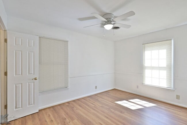 Building Photo - 3 bed/1.5 bath, 2 living home