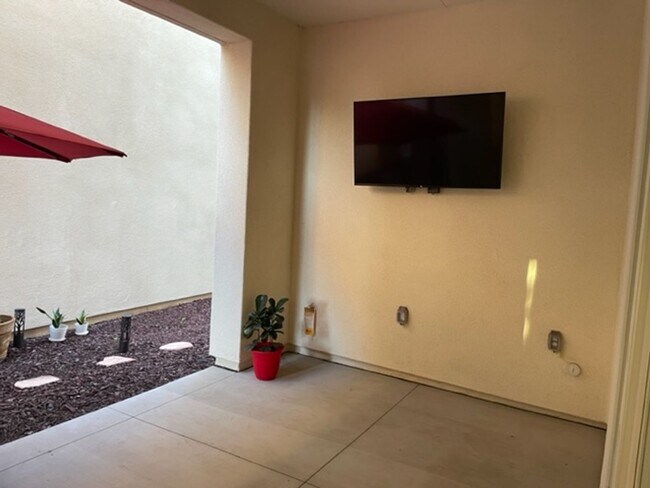 Building Photo - Stunning 3 bedroom 3 bath home in the Grea...