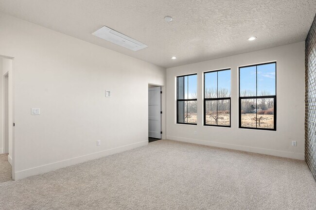 Building Photo - 98 S Carbon Rivet Ave