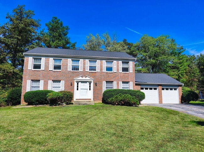 Building Photo - Inviting Townhome in Sterling with Spaciou...