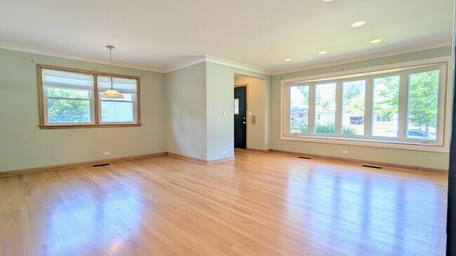 Building Photo - 736 N Wilshire Ln