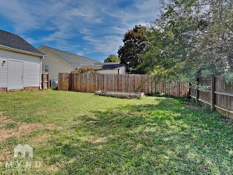 Building Photo - 2209 Maybrook Dr