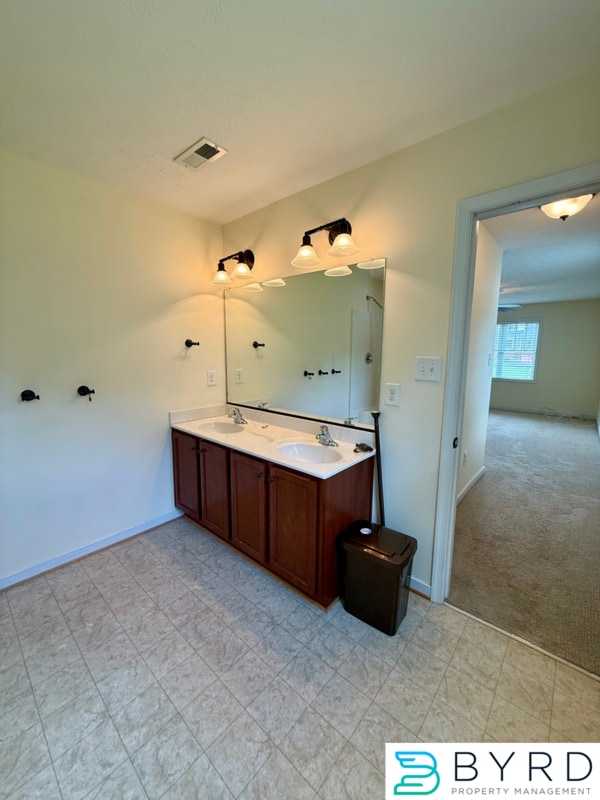 Building Photo - 1013 Sycamore Crest Dr