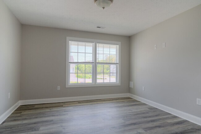 Building Photo - 500 Twisted Oak Dr NW